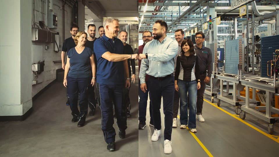 Fachmann und Vaillant-Mitarbeiter geben sich gegenseitig einen Faustschlag
