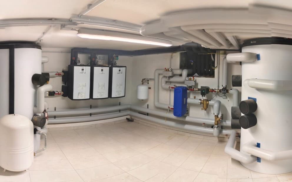 Keller eines Gebäudes mit innenliegenden Wärmepumpeneinheiten.